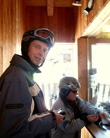 Helmut beim Kauf des Skipasses