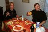 Anke und Martin mit Pizzen