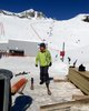 Anke zieht Skier an auf der Fiescheralp