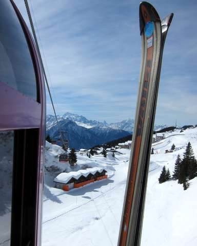 Skier neben der Bettmerhorn-Gondel