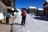 Helmut und Martin beim Ablegen der Skier