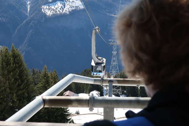 Anke vor der Seilbahn