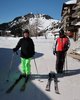 Anke und Martin ziehen Skier an