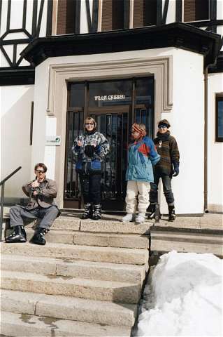 Skigruppe am Eingang der Villa Cassel