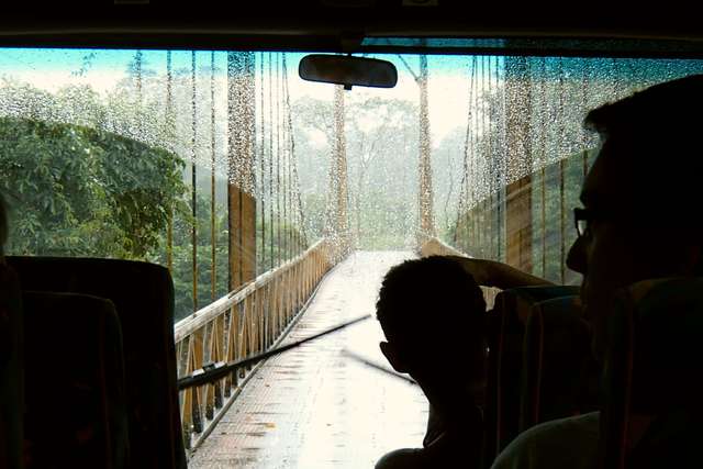 Blick durch Busfenster auf Hängebrücke des Sarapiqui