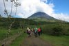 Wandergruppe vor Arenal Vulkan
