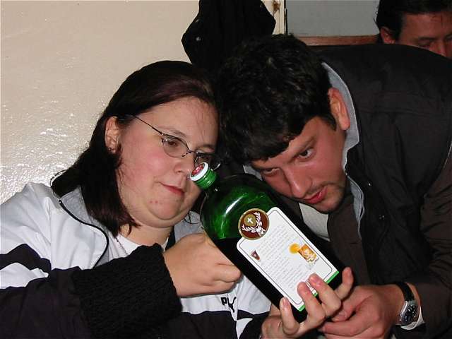 Sandra und Andreas lesen den Flaschenspruch