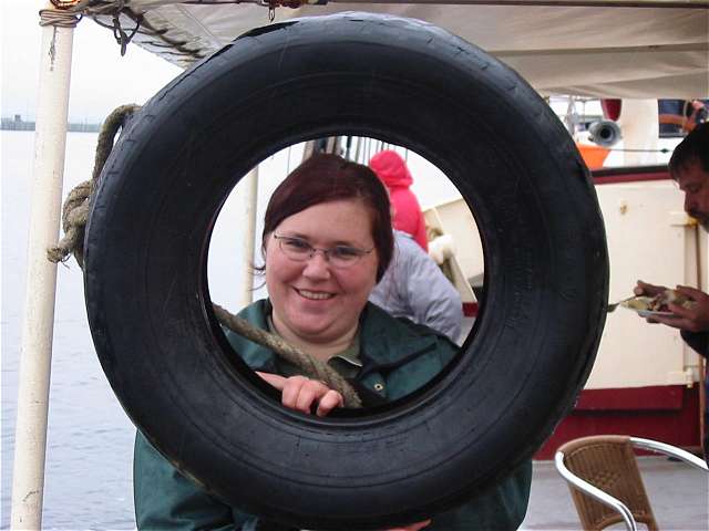 Sandra schaut durch Reifen