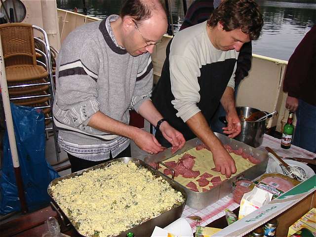 Rainer und Guido schichten die Lasagne