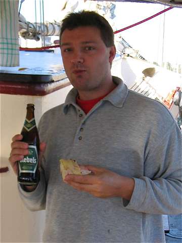 Gerd mit Bier beim Frhstck