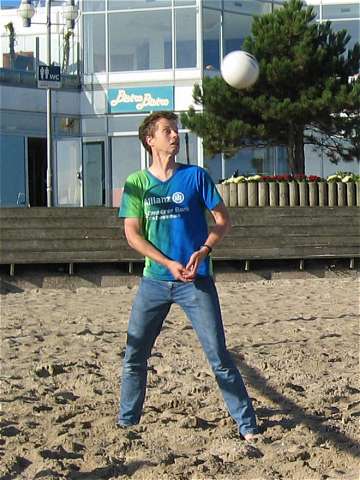 Helmut mit Volleyball