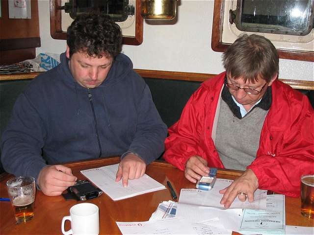 Marc und Wolfgang bei Berechnen der Tiessen-Einkufe