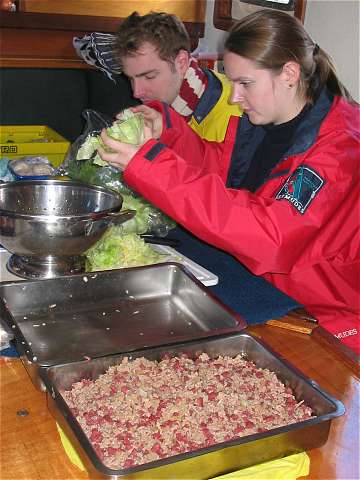 Dominik und Ariane bereiten das Salat-Buffet vor