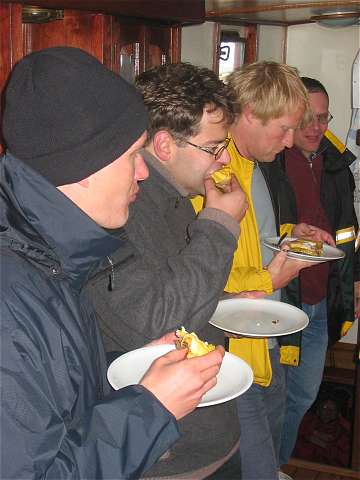 Joe, Marc, Stefan und Uwe essen strammen Max