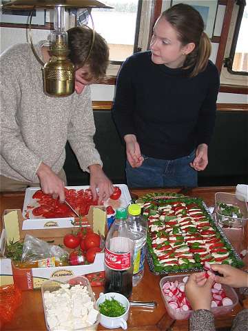 Dominik und Ariane bereiten den Salat vor