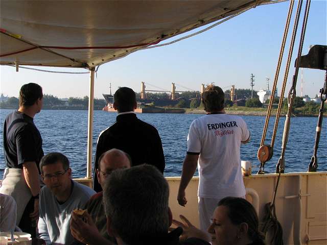 Guido, Mathias und Gerd beobachten das Frachtschiff bei der Schleusenausfahrt in Kiel