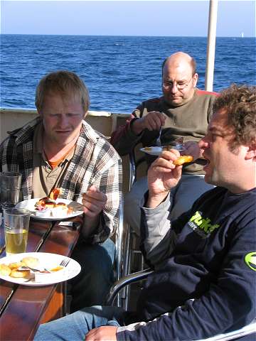 Stefan, Thorsten und Manfred essen Chicken McNuggets