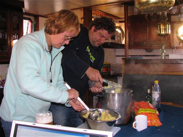 Anke und Manfred machen Kartoffelbrei