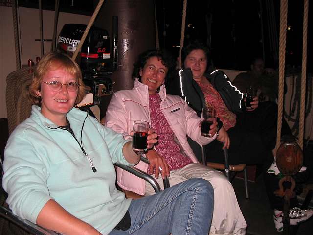 Anke, Carla und Sandra mit Rotwein