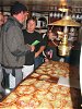 Diskussionen ber dem Pizza-Tisch in der Messe der Catherina