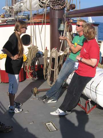 Sandra und Anke diskutieren mit dem Bootsmann