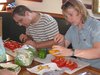 Uwe und Nina beim Vorbereiten des Salats