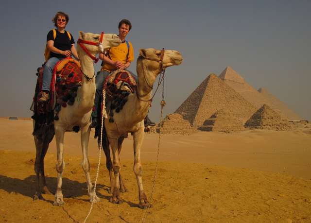 Anke und Helmut mit Kamelen vor den Pyramiden