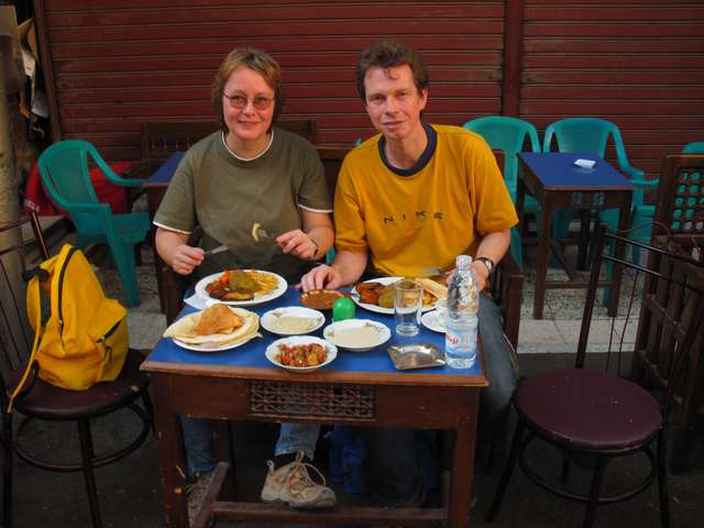 Anke und Helmut beim Essen in Kairo
