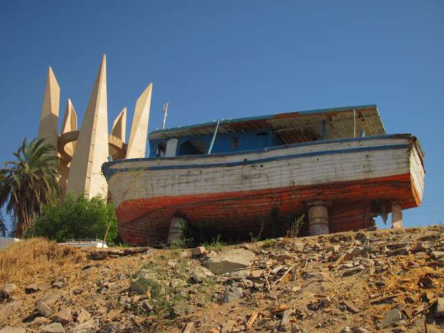 Boot unter dem Denkmal fr gyptisch-russischen Freundschaft am Assuan-Staudamm
