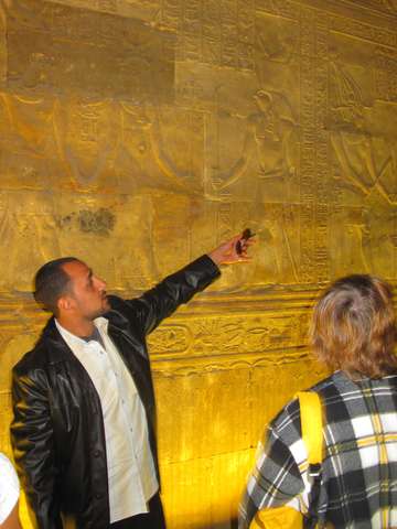 Anke lauscht den Ausfhrungen des Reisefhrers im Tempel von Edfu