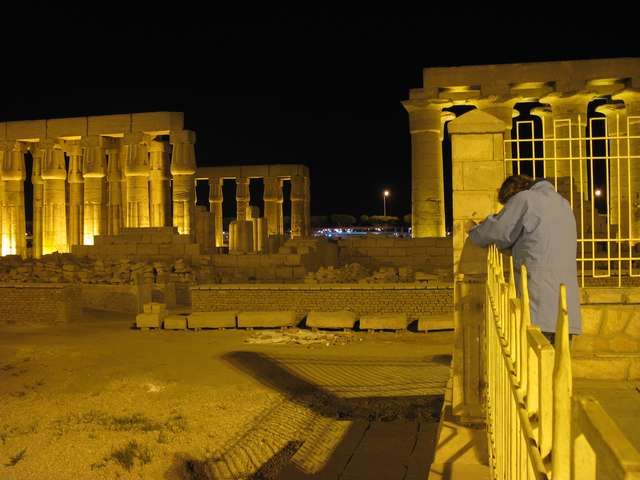 Anke bei Nachtaufnahmen in Luxor