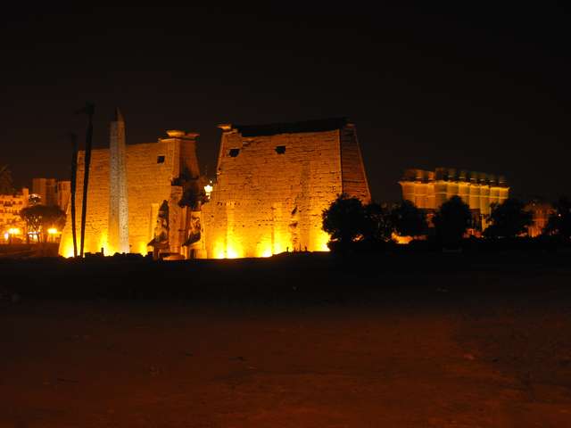 Der Tempel von Luxor im Dunkeln