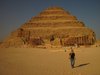 Anke vor der Pyramide des Djoser