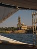 Eine Moschee am Nil-Ufer von Assuan in Bau