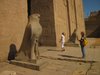 Anke vor Horus-Statue in Edfu