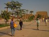 Anke am Eingang von Karnak