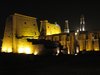 Der Tempel und Moschee von Luxor bei Nacht