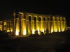 Sulenhalle des Tempel von Luxor im Dunkeln