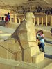 Anke fotografiert Horus-Statue vor dem Hatschepsut-Tempel