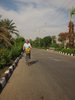 Anke mit Fahrrad auf dem Rckweg nach Luxor