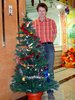 Helmut hinter Weihnachtsbaum