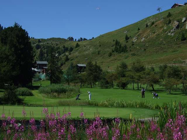 Golfplatz mit Villa Cassel