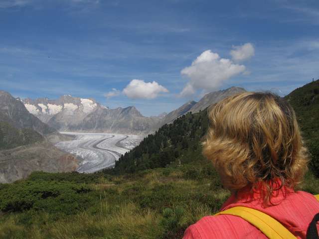 Anke blickt zurck auf den Aletsch-Gletscher