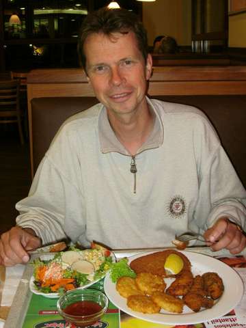 Helmut mit Schnitzel bei Schnitzelhuber