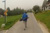 Helmut mit Golftasche auf dem Weg nach Riederalp West