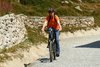 Helmut mit Mountainbike vor Mauer