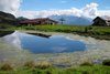 Kuhstall spiegelt sich in Teich