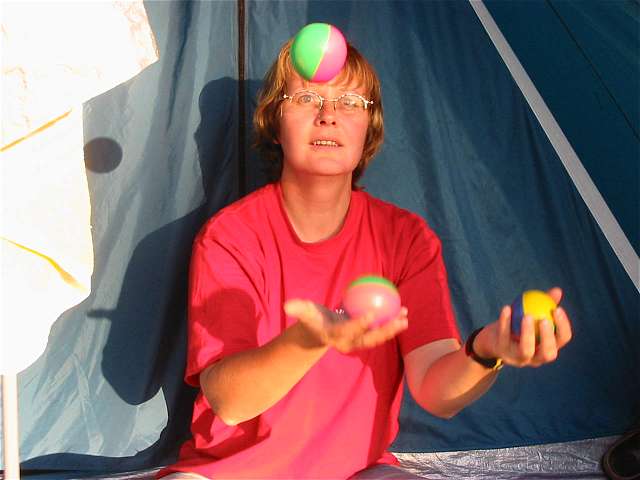 Anke jongliert am Zelt