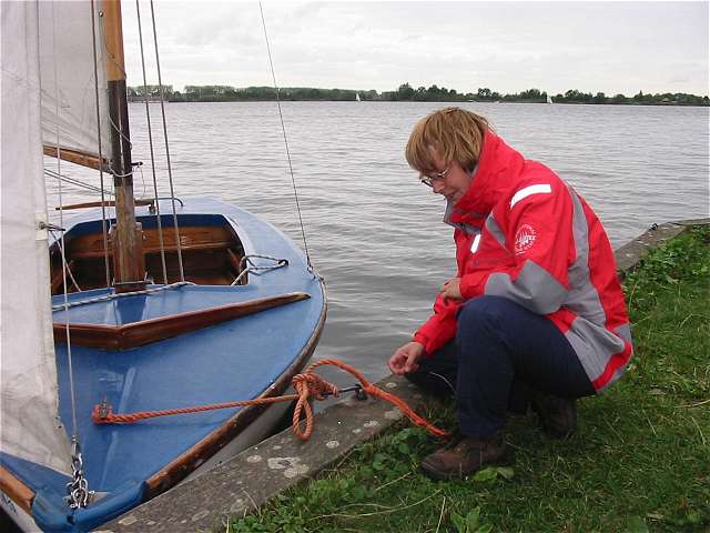 Anke befestigt Boot an der Imbissinsel