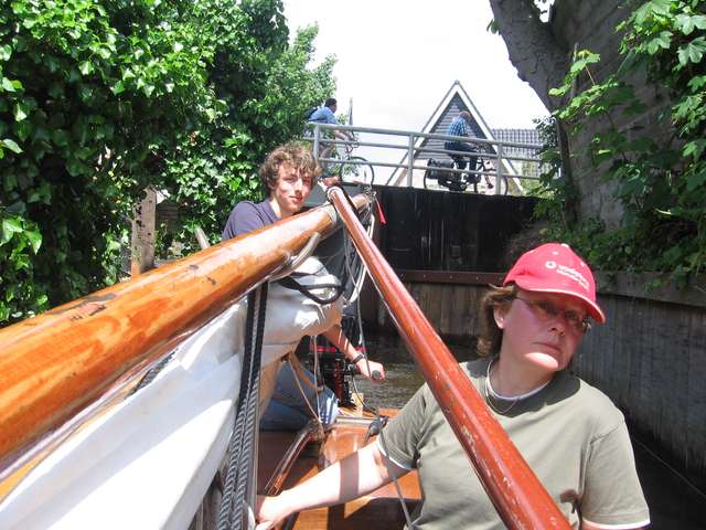 Max und Anke im Segelboot nach Brckendurchfahrt